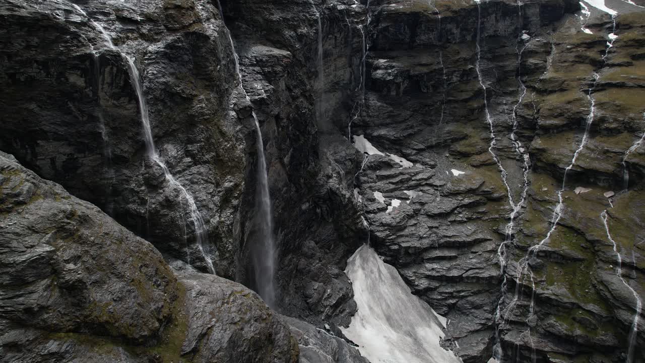 Droneavsløring av fossefall fra høytliggende isbre i Sør-Alpene