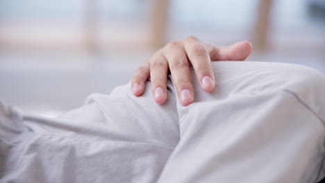 lgbt, cama y pareja de lesbianas relajarse en su casa