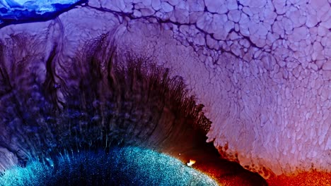 primer plano abstracto de tinta difundida en el agua con una vibrante mezcla de tonos azules y naranjas, parecido a una vista por satélite