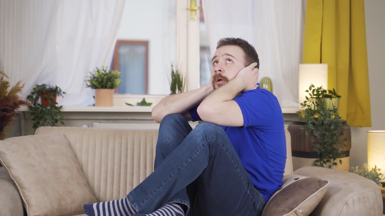 심리적 문제를 가진 남자가 집에서 혼자 있습니다.