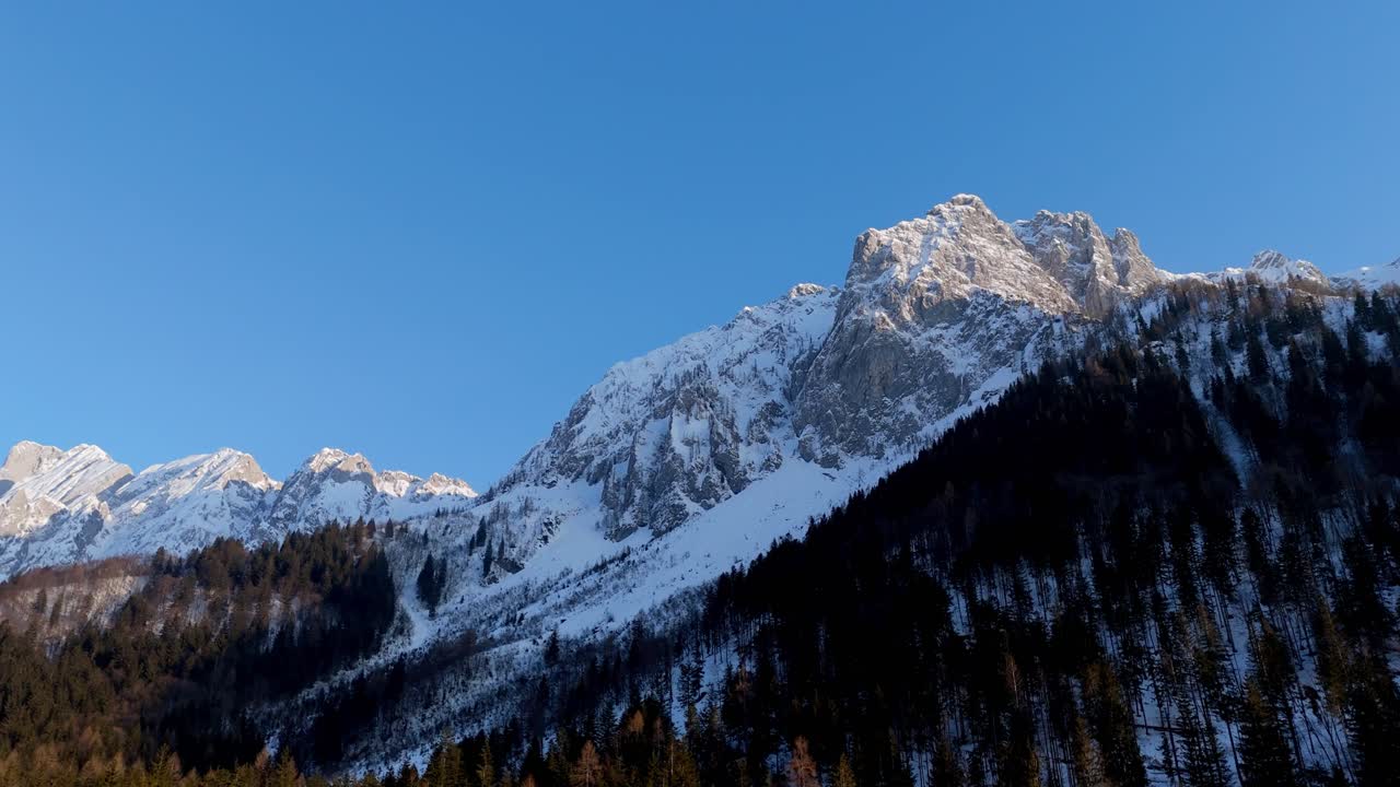 Val di Scalve’deki karla kaplı Presolana masifi, İtalyan Dolomitleri ve Alpi Orobie çevresinde dönen havadan drone görüntüsü