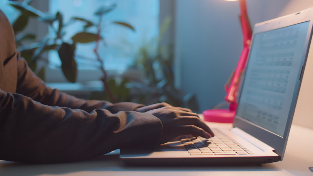 homem de negócios afro-americano a trabalhar num portátil no escritório