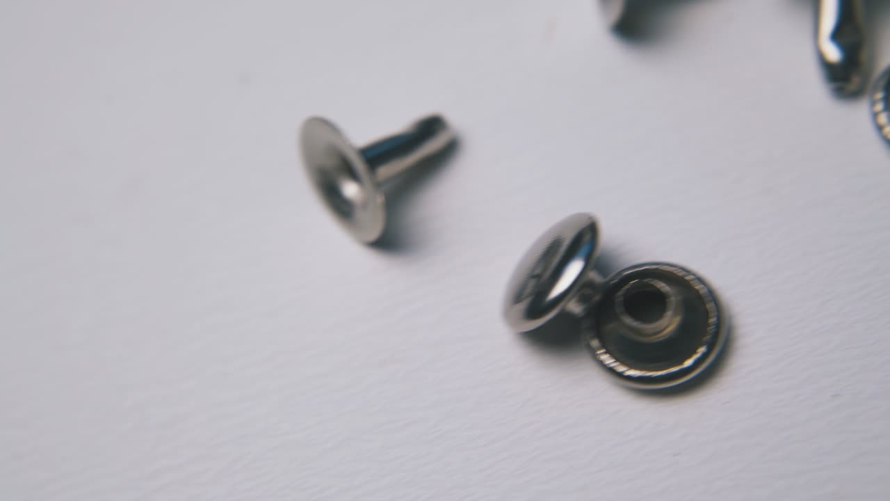 movimiento por encima de remaches dispersos que se encuentran en fondo blanco