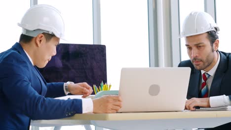 ingeniero y arquitecto reunidos en la mesa de la oficina