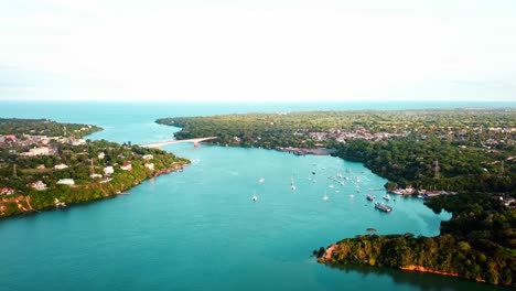 Vista-Aérea-De-Veleros-Flotando-En-El-Arroyo-Cerca-Del-Puente-Kilifi-En-Kenia,-Mombasa,-áfrica-Oriental