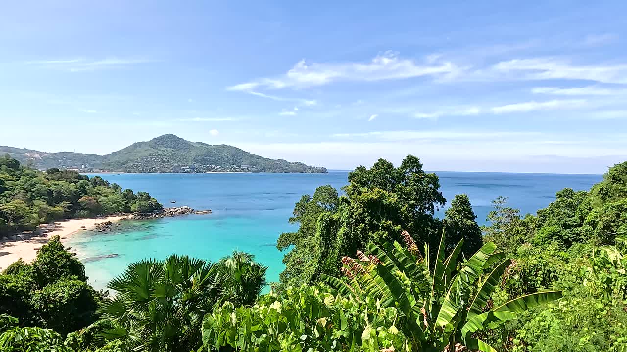 vista panorámica de la playa tropical con vegetación exuberante y mar azul claro