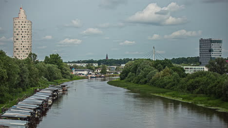 Ein-Genauer-Blick-Auf-Diesen-Zeitraffer-In-Tartu,-Estland,-Zeigt-Einen-Mann-Am-Seil,-Der-Zwischen-Den-Beiden-Hohen-Gebäuden-Läuft