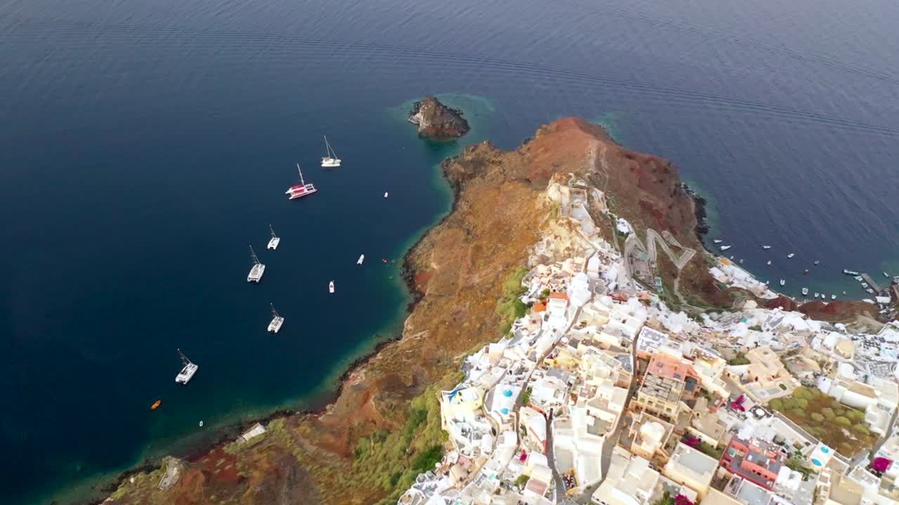 increíble puesta de sol de verano en santorini, ciudad de oia, islas cicládicas, grecia
