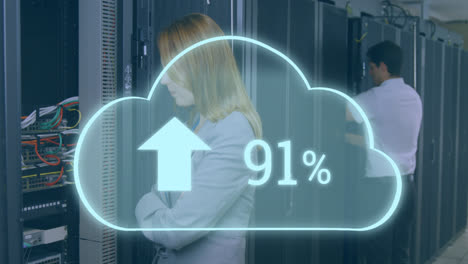 animazione di nuvola con numero crescente di donne caucasiche stressate in piedi ai server
