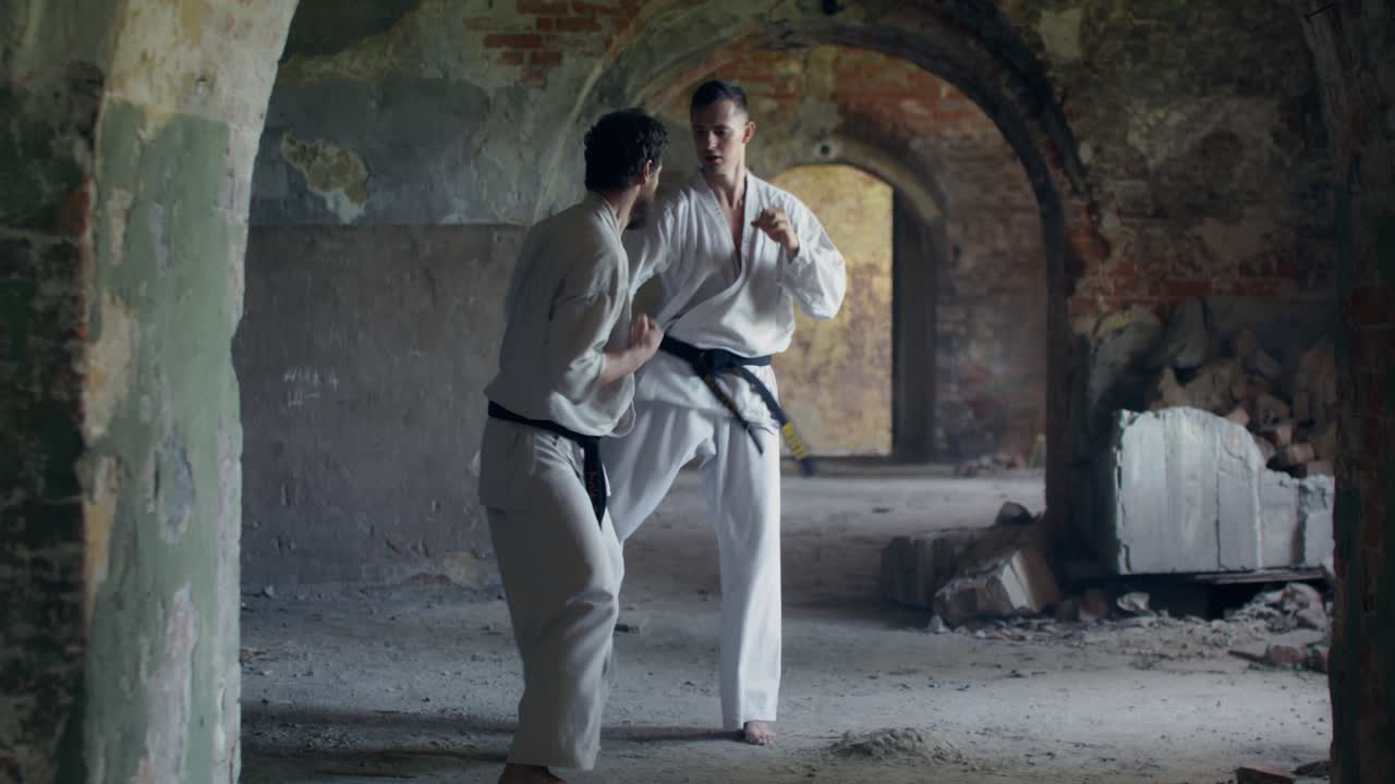 Allenamento di karate in un edificio antico