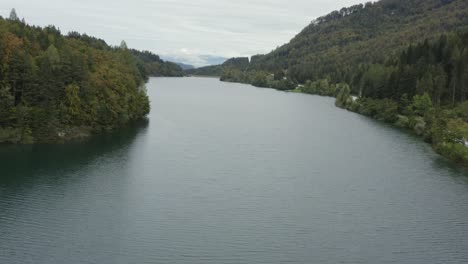 Embalse-De-Freibach-En-Los-Alpes-Del-Sur-De-Austria-En-Un-Día-Nublado,-Panorámica-Aérea-A-La-Derecha-Revela-Toma