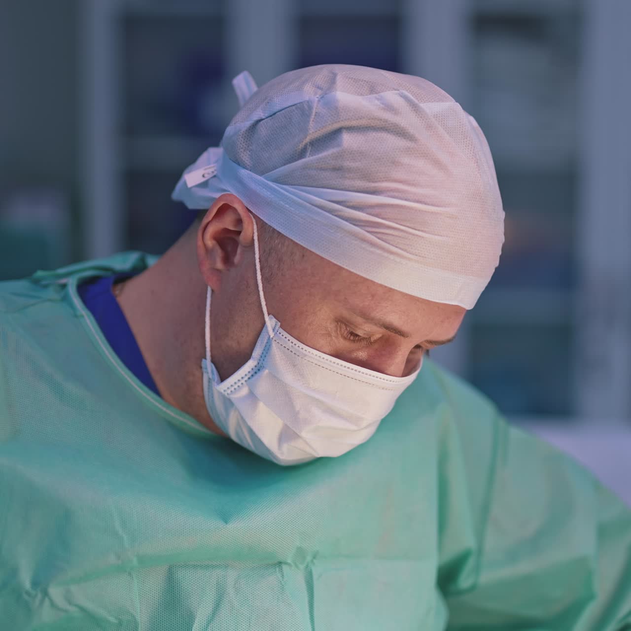 Abdominoplastia. Cirurgia plástica corporal. Equipe de cirurgiões trabalhando na sala de cirurgia. Equipamentos modernos na sala de cirurgia.