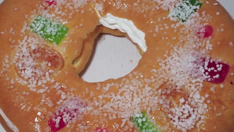 pastelería navideña roscón de reyes, primer plano de arriba a abajo inclinado hacia abajo desde arriba