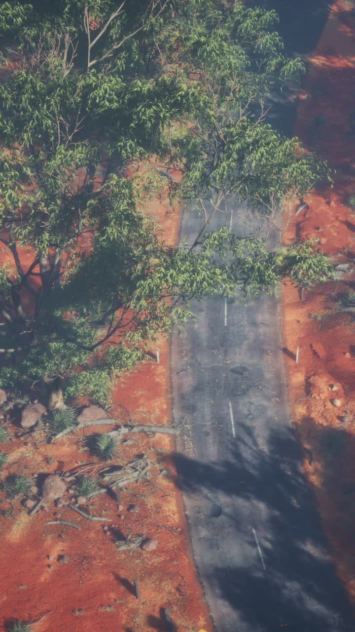 camino nebuloso a través del interior de australia