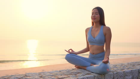 Meditación---Mujer-Asiática-De-Yoga-Meditando-Al-Atardecer-En-La-Playa
