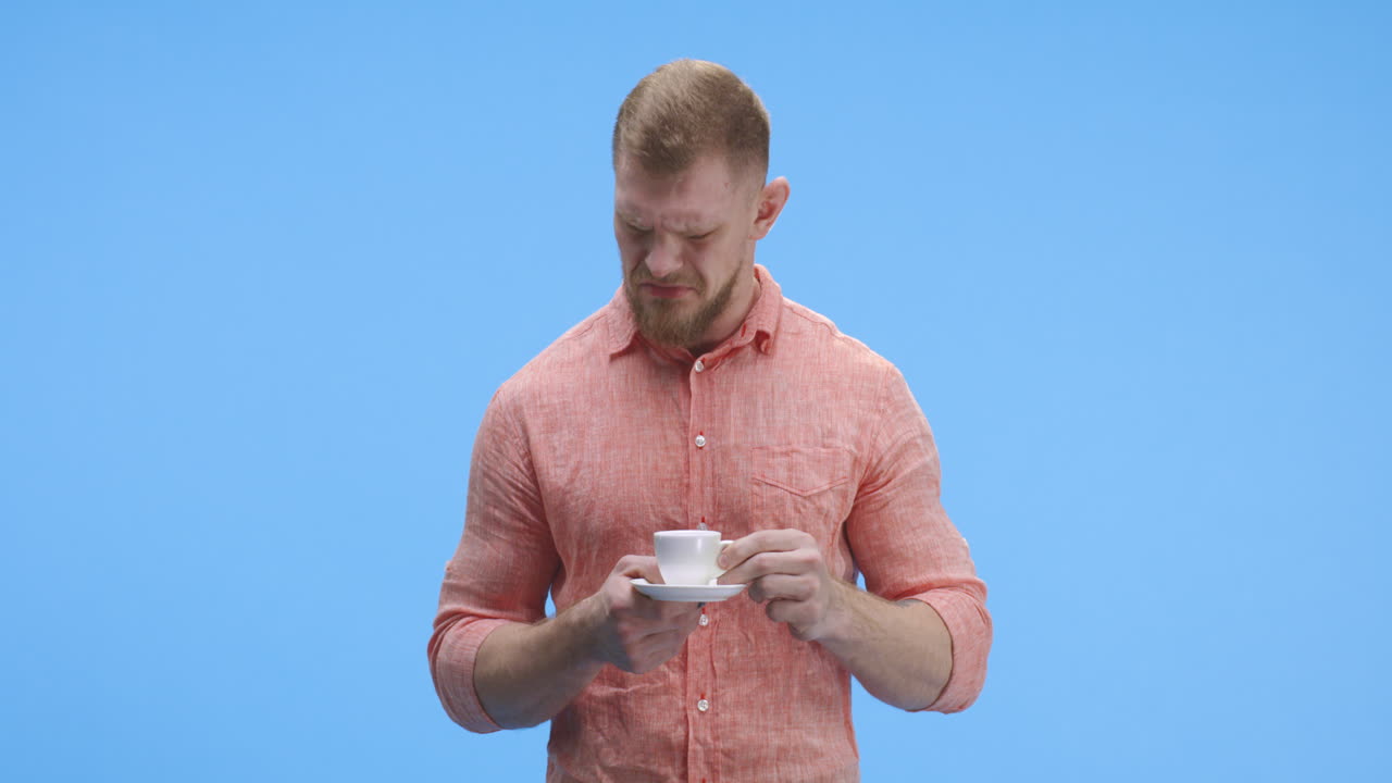 hombre tomando café