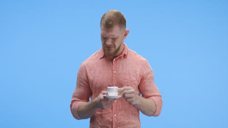 hombre tomando cafe