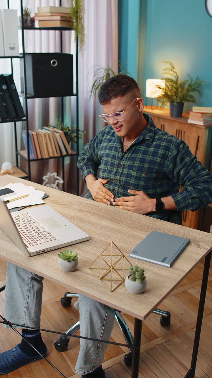 uomo indiano che si sente improvvisamente forte dolore addominale gastrite problema diarrea in casa ufficio