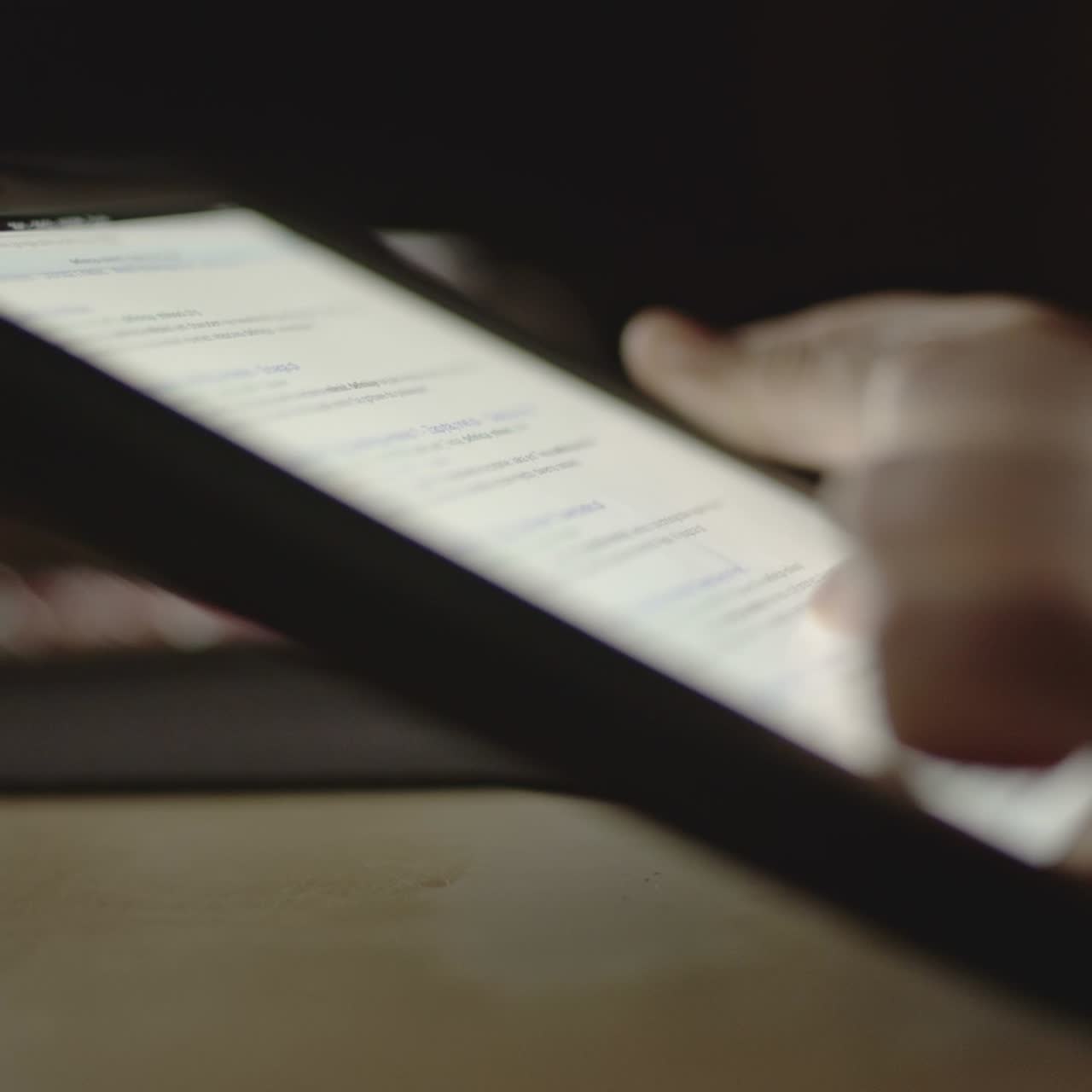 hombre navegando en tabet