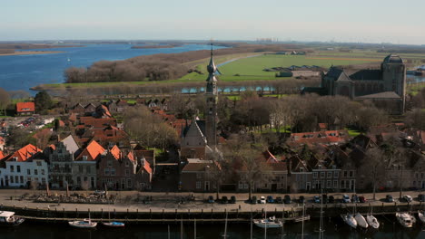 Aus-Der-Luft:-Die-Historische-Stadt-Veere-Mit-Altem-Hafen-Und-Kirchen-An-Einem-Frühlingstag