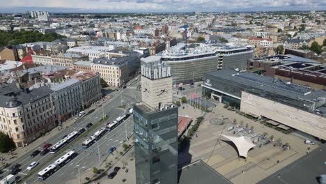Filmische-Luftaufnahmen,-Die-Auf-Den-Uhrturm-Von-Riga,-Den-Bahnhofsturm-In-Lettland,-Europa,-Zufliegen,-Drohne