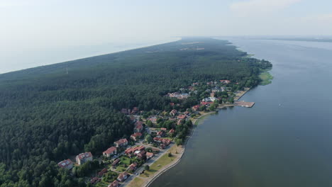 Pequeña-Ciudad-De-Juodkrante-En-La-Costa-De-La-Laguna-De-Curlandia,-Vista-Aérea-De-Drones