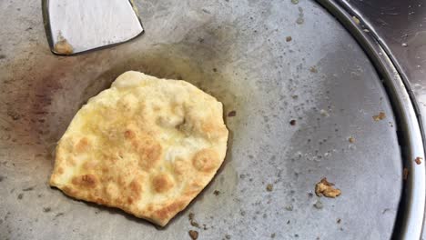 cocinar panqueques tailandeses exóticos, roti malaysian con diferentes rellenos en un mercado de tailandia. hacer rollo de roti de huevos en sartenes de metal calientes con aceite hervido. comida callejera de tailàndia. postre tailandés.