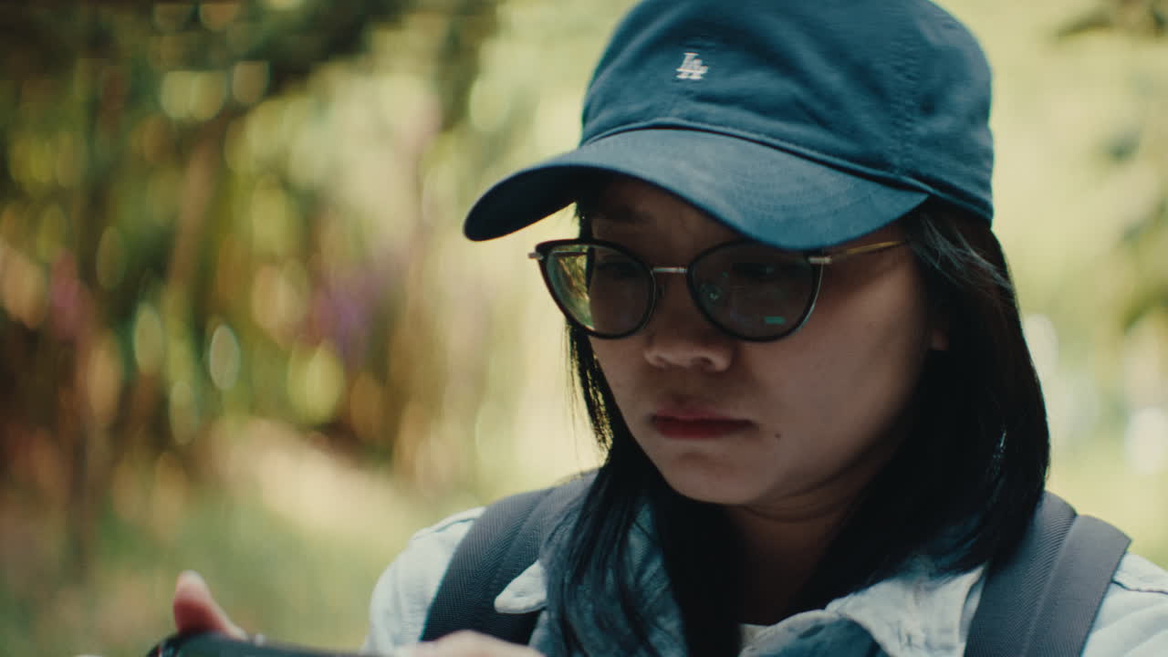 자연 속에서 사진을 찍는 여자