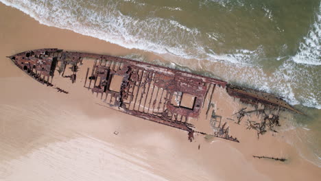 Von-Oben-Nach-Unten-Auf-Das-Schiffswrack-Maheno-In-Fraser-Island,-Australien