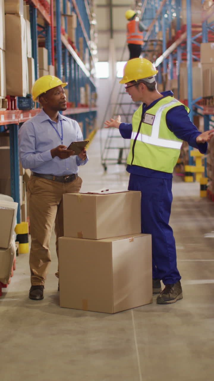 video vertical de diversos trabajadores masculinos hablando en el almacén