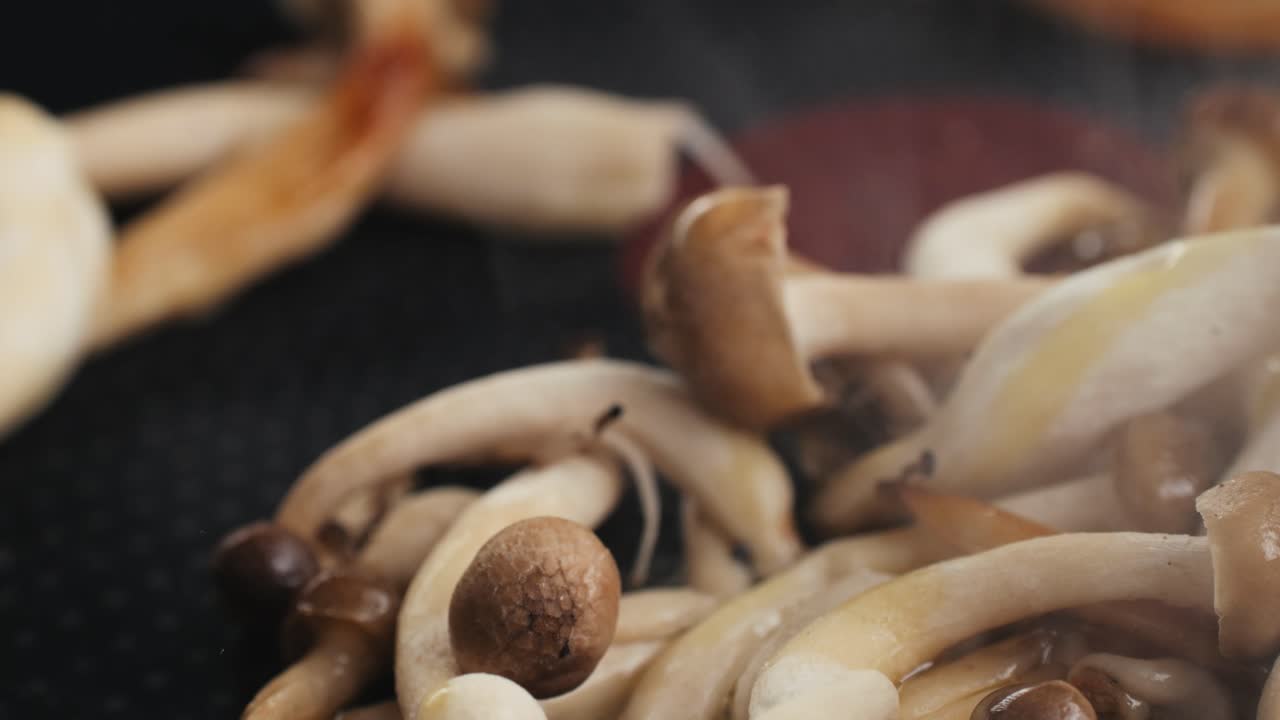 freír setas en una sartén