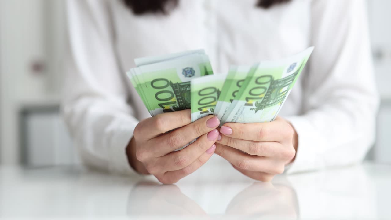 conteo manual de los billetes de 100 euros de cerca