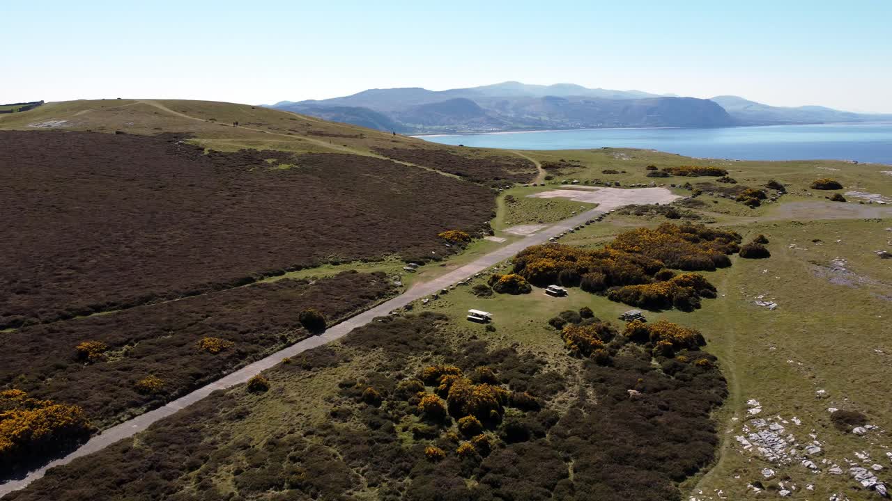 조감도 그레이트 오르메 랜드마크 노스 웨일즈 다채로운 황무지 산 정상에서 내려다보이는 아일랜드 바다 상승 샷