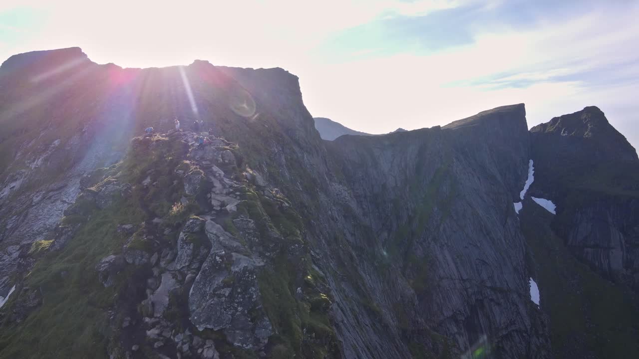 turistas de trekking atrapados o descansando en ropa de invierno en la montaña reinebringen
