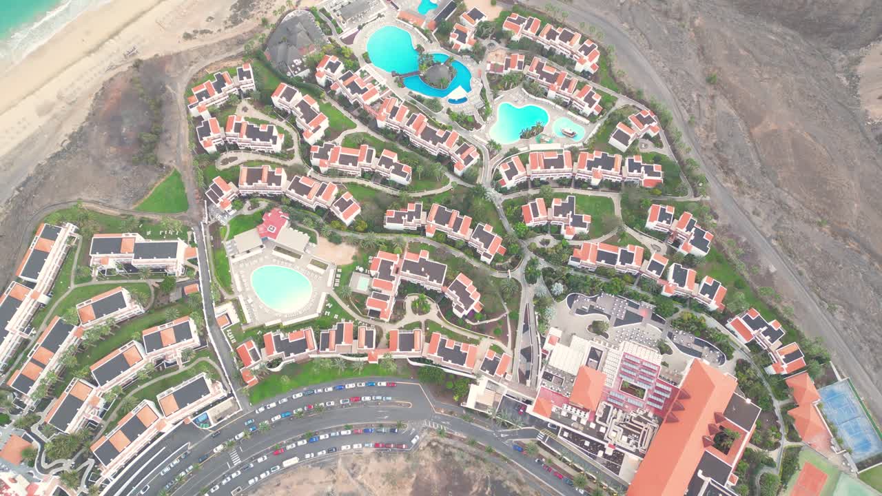 vista aérea de un hotel de lujo a lo largo de la costa hotel princesa fuerteventura, islas canarias, españa