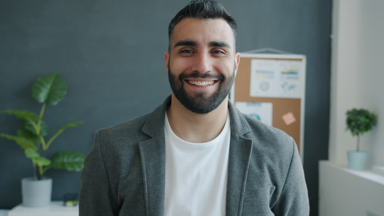 empresario sonriente en la oficina