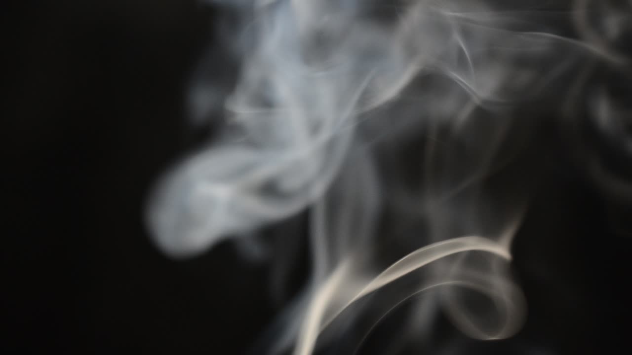Bellissimo fumo grigio. Fumo e figure.
