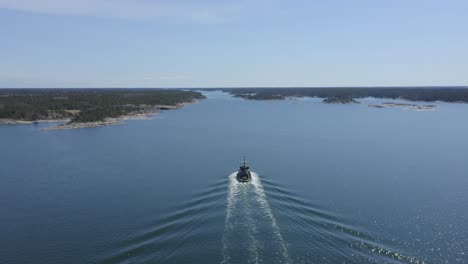 Small-tugboat-making-way-ahead-in-Finnish-archipelago-fairway