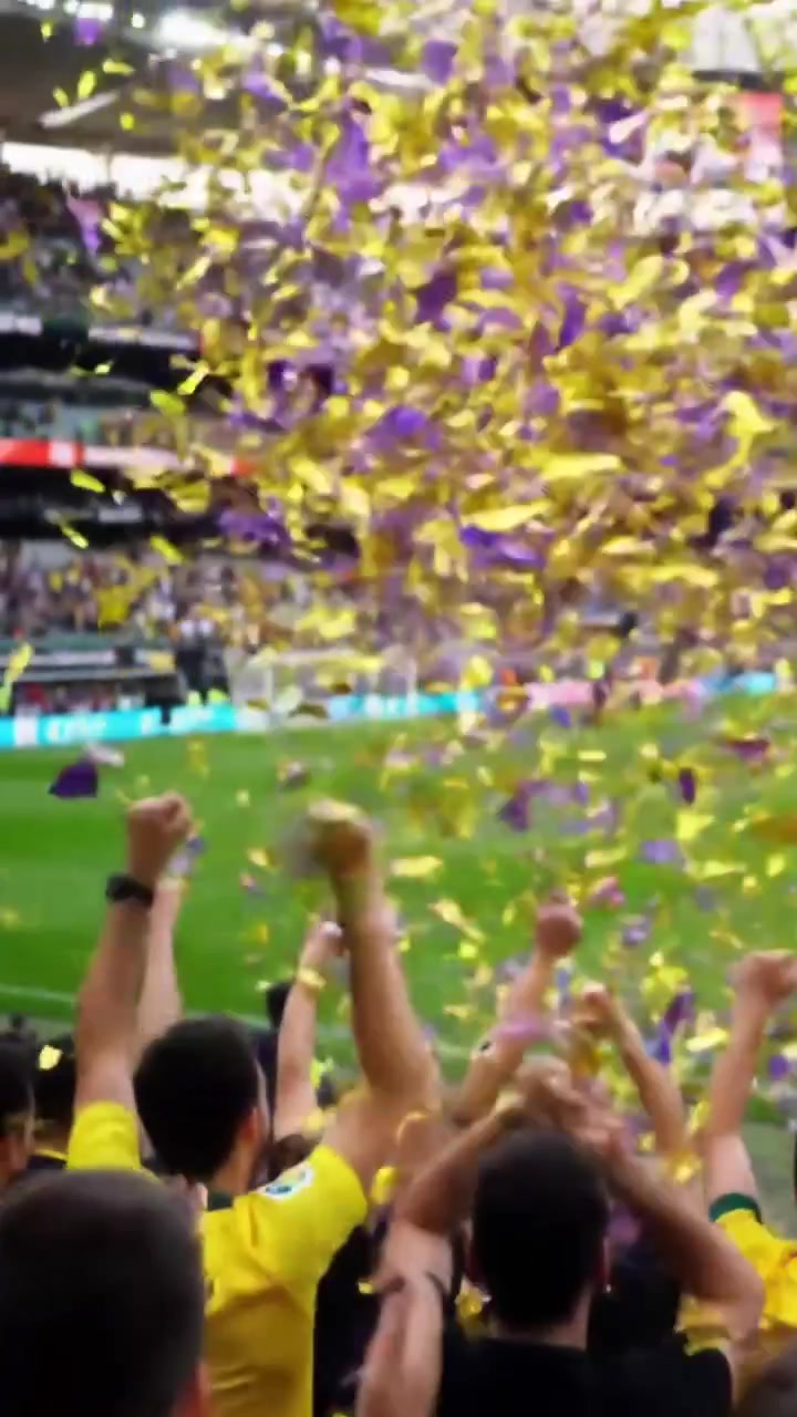 Aficionados celebrando victoria de fútbol con confeti en el estadio