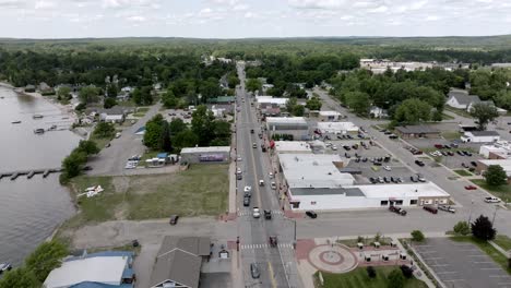 Lake-City,-Michigan-En-El-Centro-Con-Video-De-Drones-Moviéndose-Hacia-Abajo