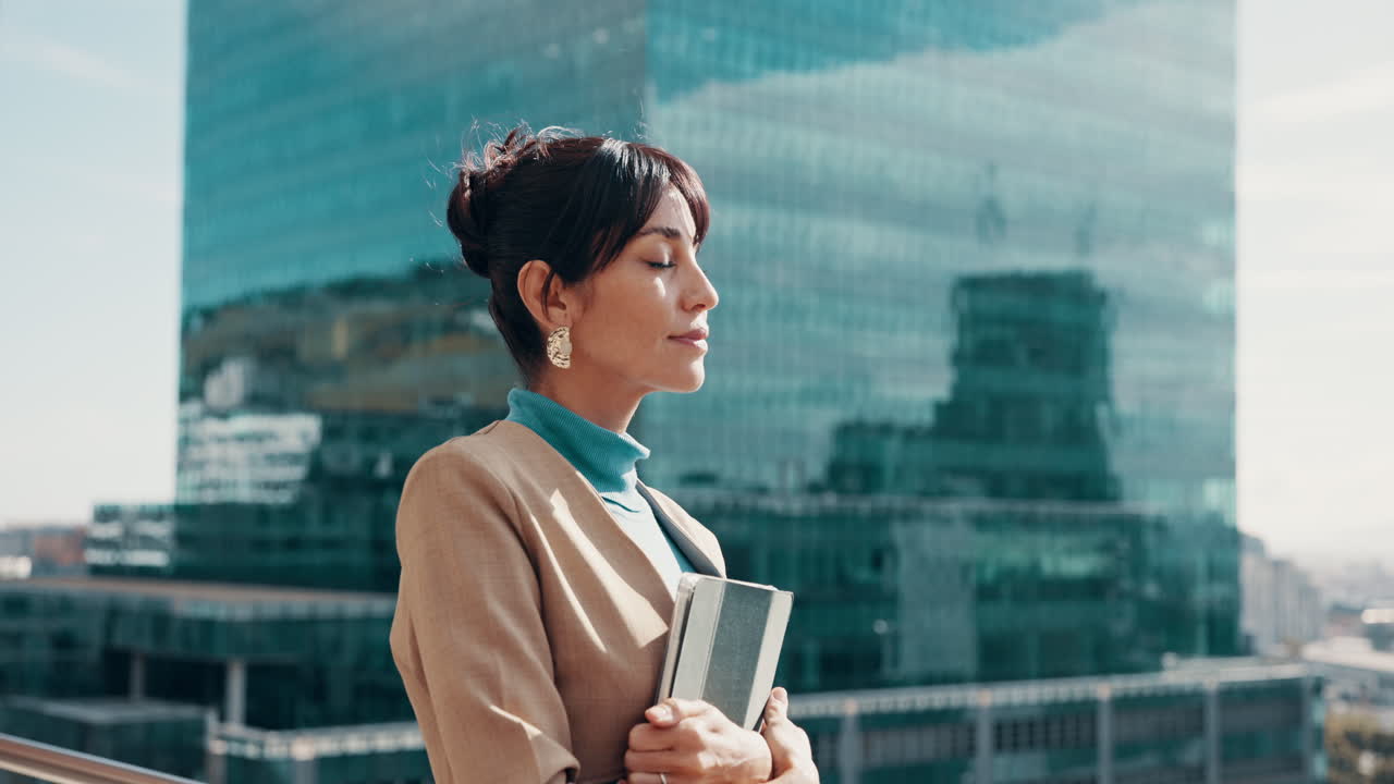 mujer de negocios confiada en la ciudad