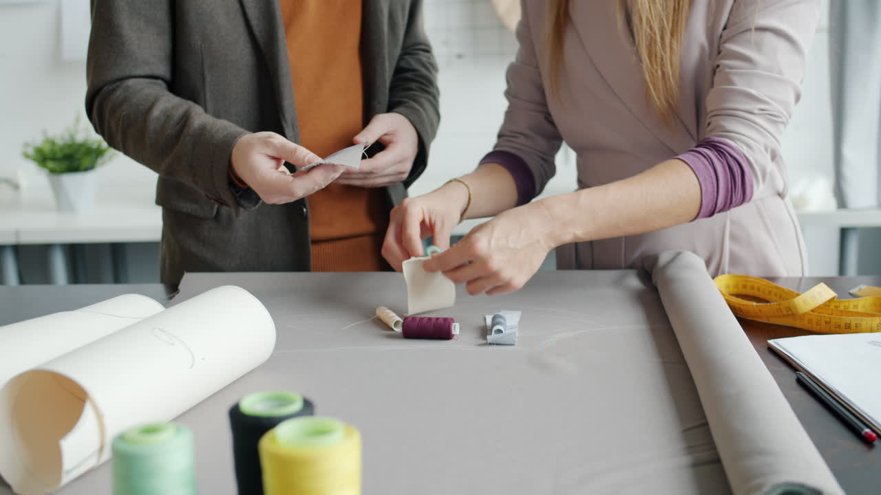 diseñadores de moda trabajando juntos