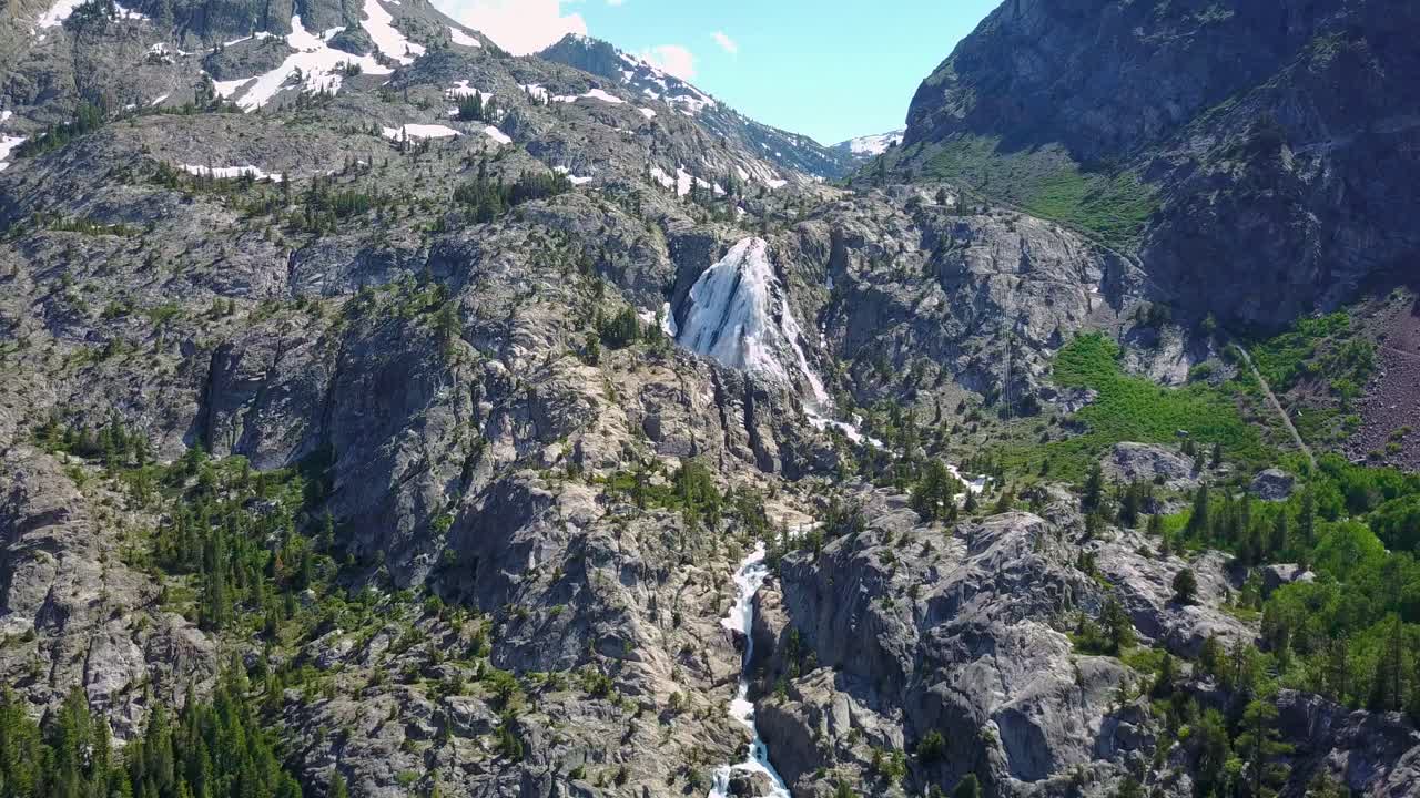 hermosa antena sobre cascada furiosa cerca del parque nacional de yosemite california