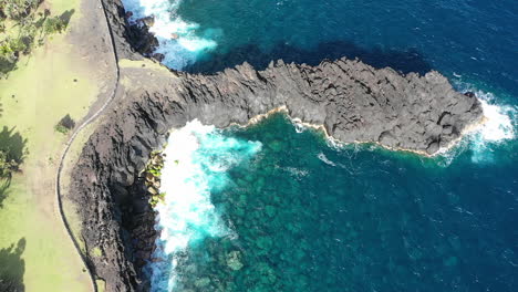 vista aérea sobre la formación de rocas de lava de cap mechant y la costa de la isla de la reunión