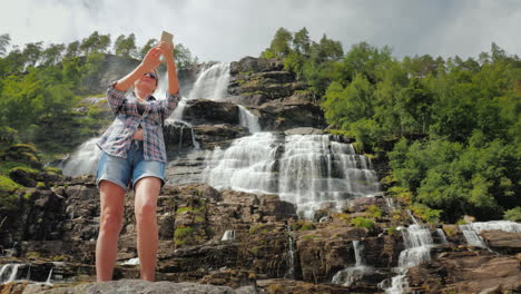 Der-Tourist-Fotografiert-Der-Legende-Nach-Den-Höchsten-Wasserfall-Norwegens-Das-Wasser-Aus-Diesem-Wasser