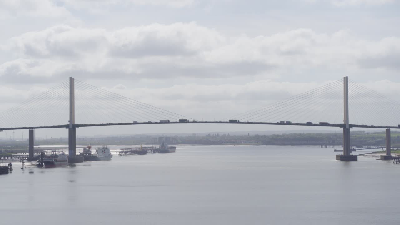 여왕 엘리자베스 2세 다리, 다트포드 서록 강 교차로를 건너는 교통의 드론 샷