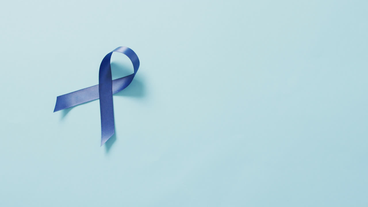 Video di nastro blu scuro contro il cancro al colon su sfondo azzurro pallido