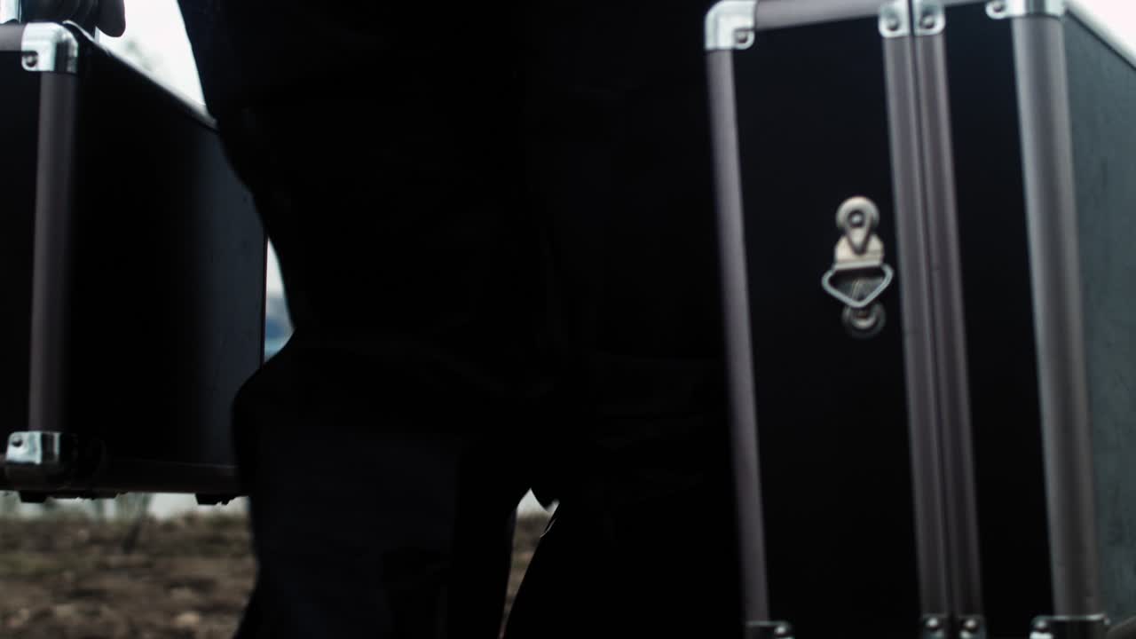 살해된 사람을 향해 걸어가는 여행 가방을 든 형사, 범죄 현장 조사