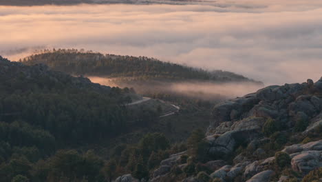 Wolkenmeer-In-Den-Bergen-Von-Madrid,-La-Pedriza,-Spanien