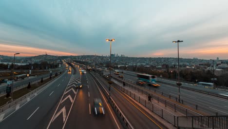 el tráfico de la autopista estambul amanecer